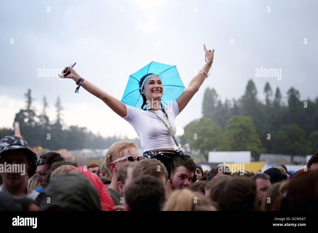 Ventilatori a guardare il Kaiser Chiefs eseguendo sulla Radio 1 stadio durante il secondo giorno di T nel parco, il festival musicale annuale tenutasi a Strathallan Castello, Perthshire. Foto Stock