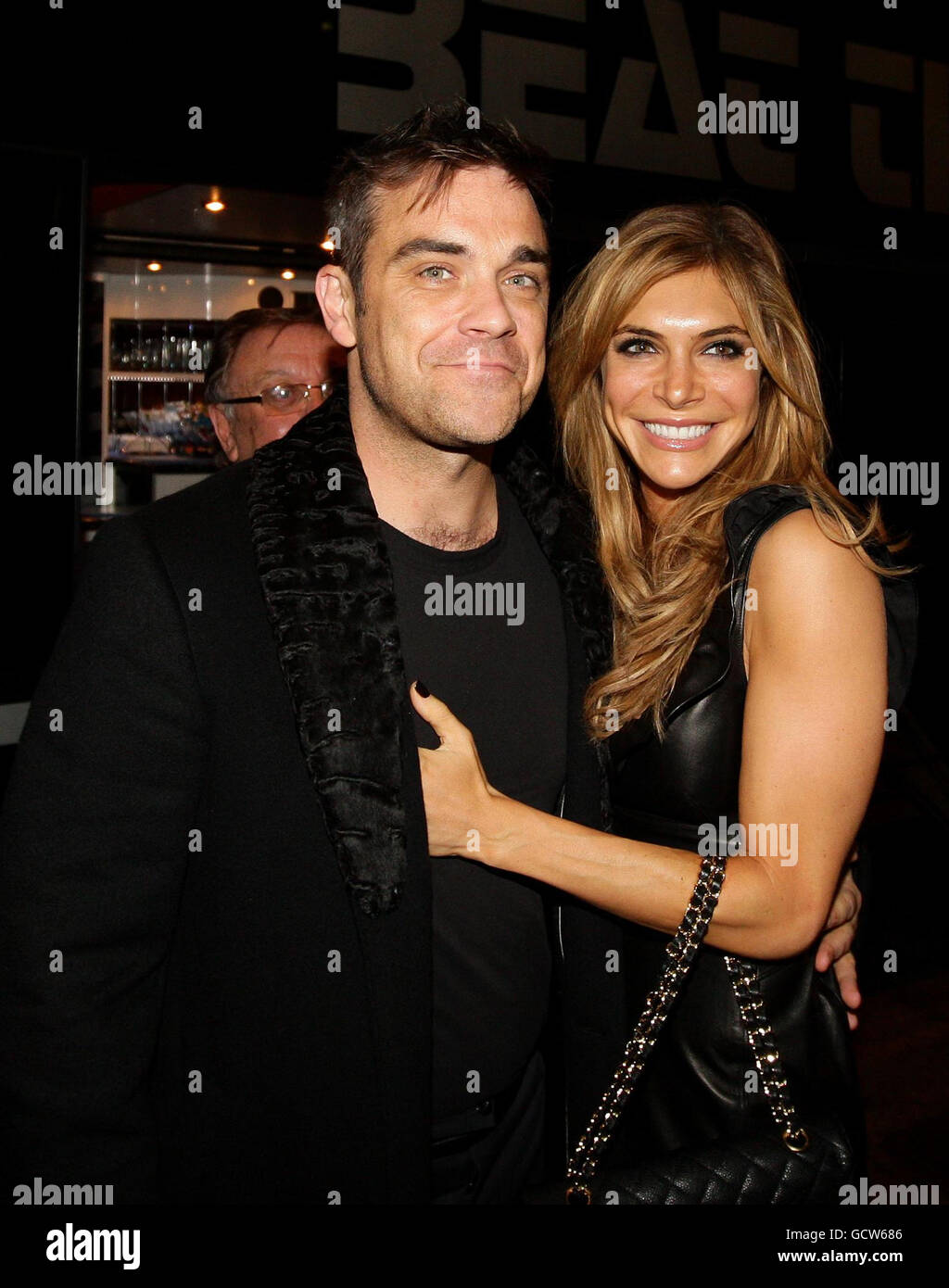 Robbie Williams arriva con sua moglie Ayda Field per la notte stampa di  Panto's on Strike, all'Opera House di Manchester Foto stock - Alamy