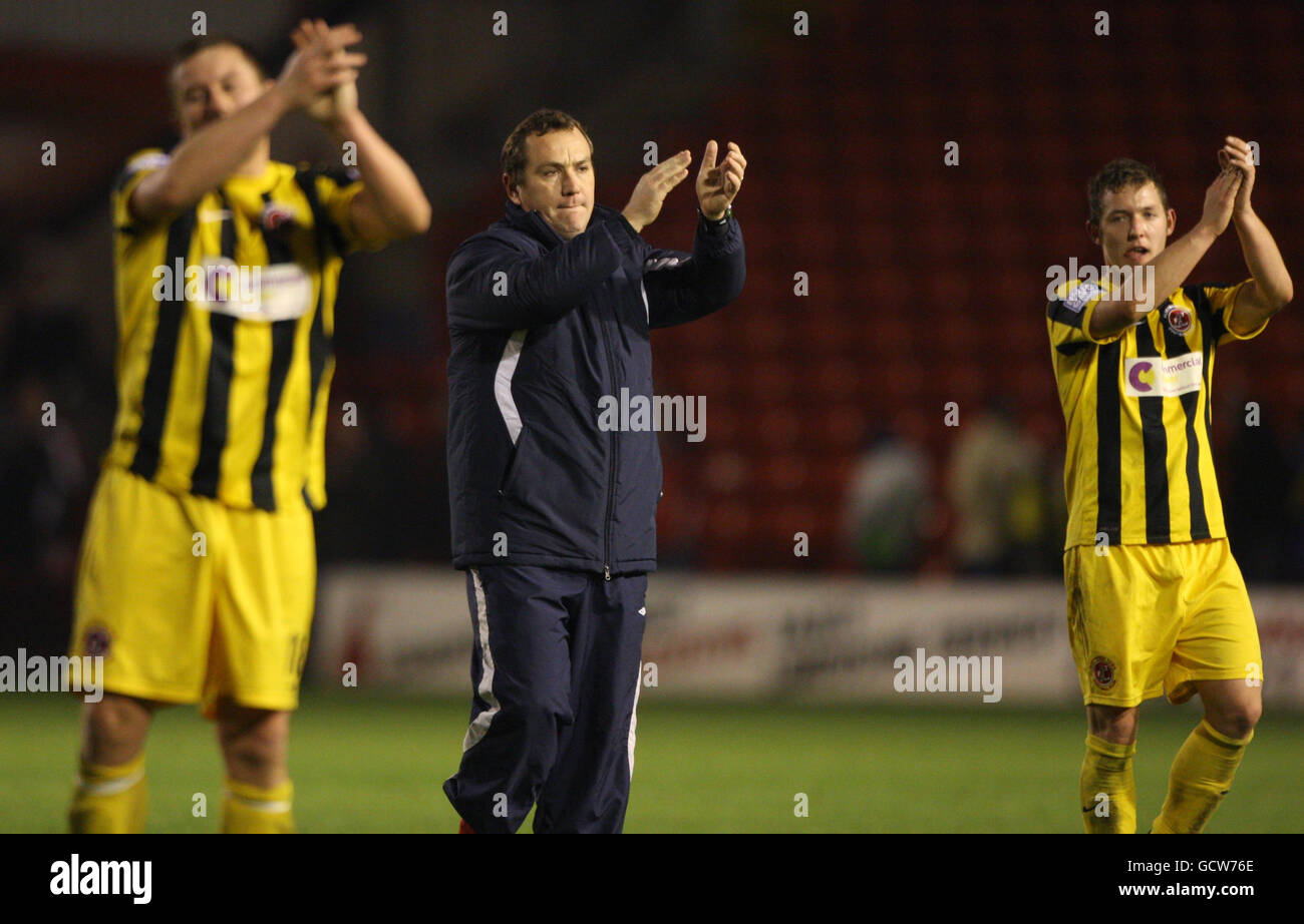 Micky Mellon, il Town Manager di Fleetwood, mostra la sua disfatta dopo la sconfitta del 2-0 a Walsall nel primo round replay match al Banks' Stadium, Walsall. Foto Stock