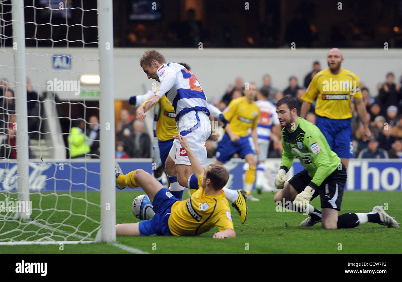 Calcio - Npower Football League Championship - Queens Park Rangers / Preston North End - Loftus Road. Rob Hulse del Queens Park Rangers segna il traguardo di apertura durante la partita del campionato di npower a Loftus Road, Londra. Foto Stock