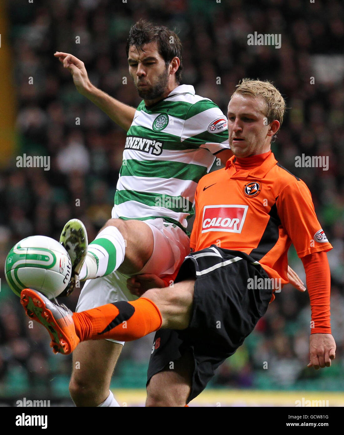 Calcio - Clydesdale Bank Scottish Premiership - Celtic v Dundee United - Celtic Park. Celtic Joe Ledley (a sinistra) sfida Johnny Russell di Dundee United durante la Clydesdale Bank Premier League al Celtic Park di Glasgow. Foto Stock