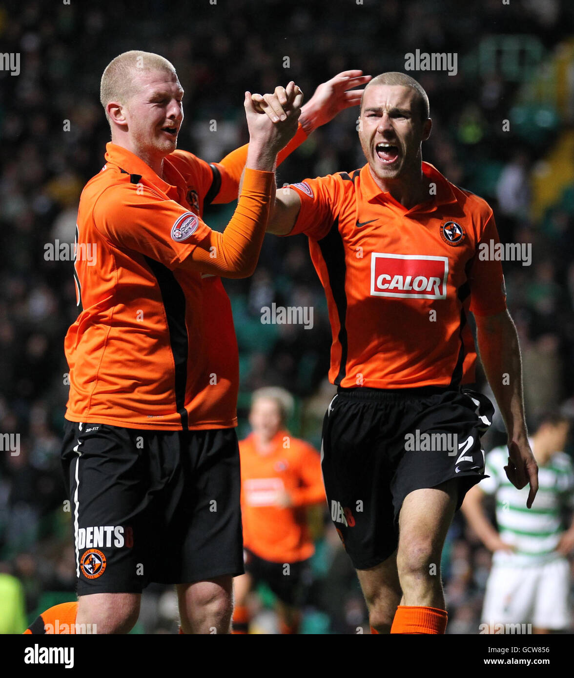 Il Sean Dillon di Dundee United celebra il punteggio ottenuto durante la Clydesdale Bank Premier League a Celtic Park, Glasgow. Foto Stock