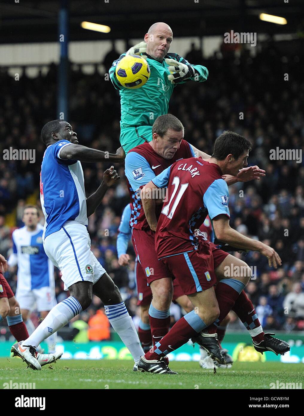 Aston Villa portiere Brad Friedel (al centro) libera la palla sotto Pressione da Christopher Samba di Blackburn Rovers (a sinistra) Foto Stock