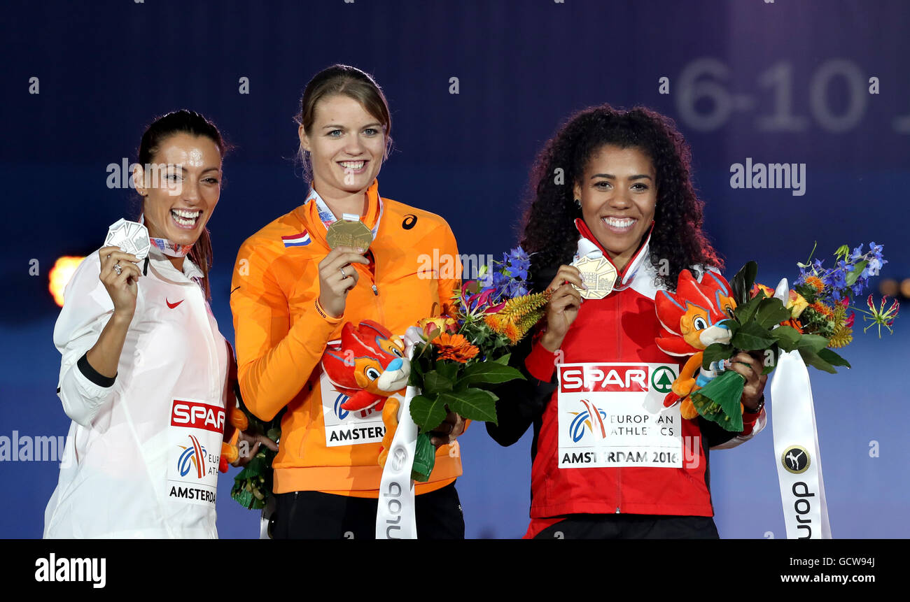 (Da sinistra a destra) argento medaglia della Bulgaria Lalova-Collio Ivet, medaglia d'oro" Paesi Bassi Dafne Schippers e medaglia di bronzo della Svizzera Kambudjini Muijinga raccogliere le loro medaglie per le Donne 100m sul podio durante il giorno quattro del 2016 Europei di Atletica presso lo Stadio Olimpico di Amsterdam. Foto Stock