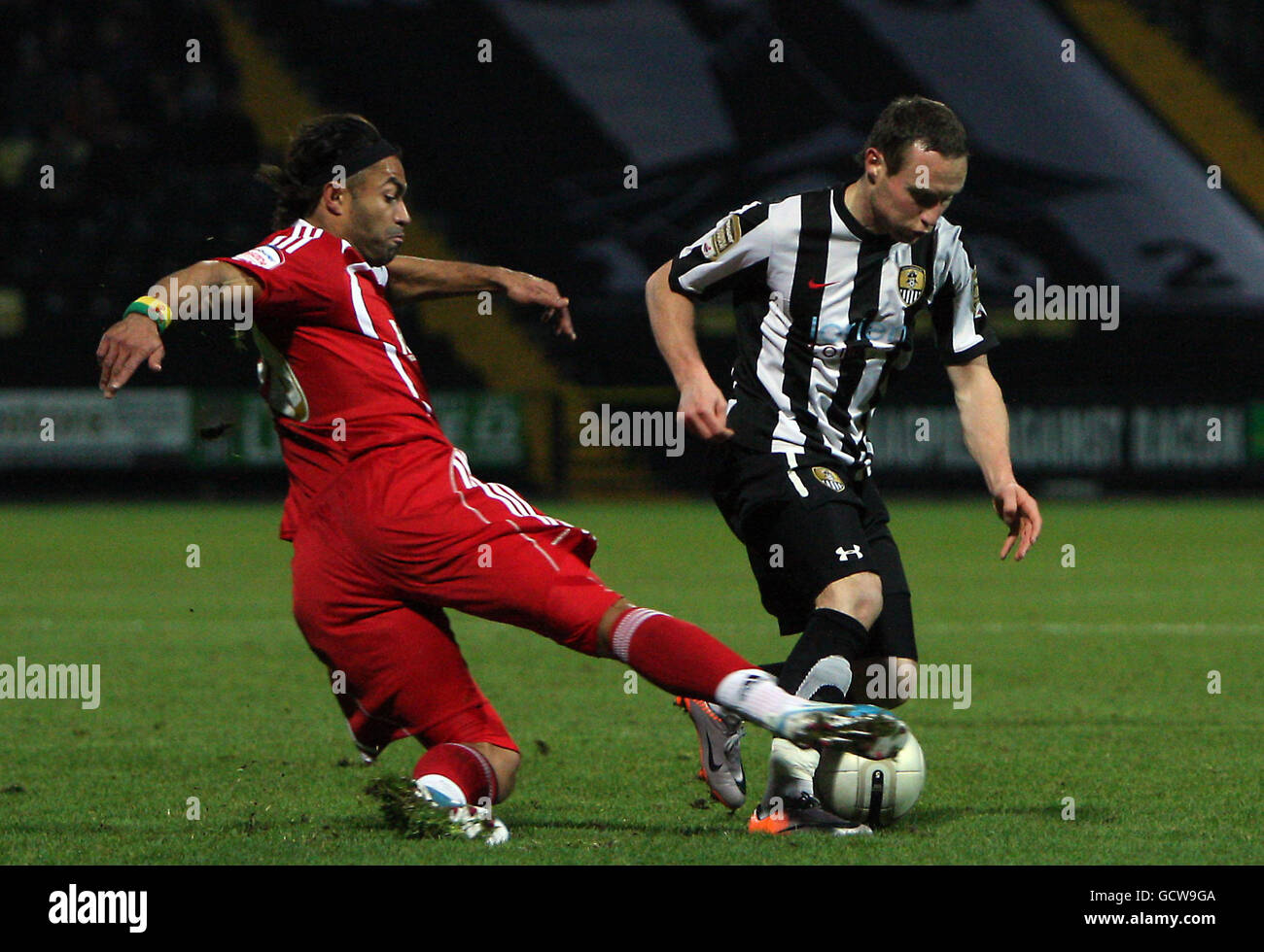 Ben Davies della contea di Notts (a destra) e Thomas Dossevi della città di Swindon combattono per la palla durante la partita della Npower Football League 1 a Meadow Lane, Nottingham. Foto Stock