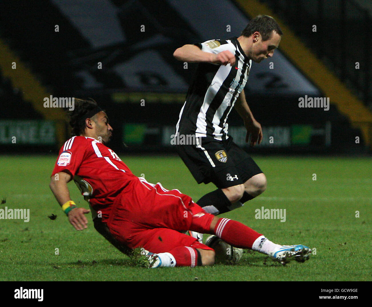 Ben Davies della contea di Notts (a destra) e Thomas Dossevi della città di Swindon combattono per la palla durante la partita della Npower Football League 1 a Meadow Lane, Nottingham. Foto Stock