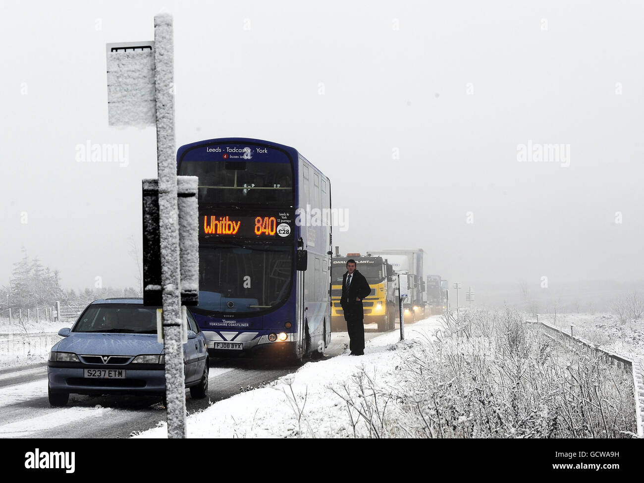 Le code di traffico dopo una strada sopra i Mori dello Yorkshire del Nord sono state bloccate oggi dopo le nevicate e le bufere. Foto Stock