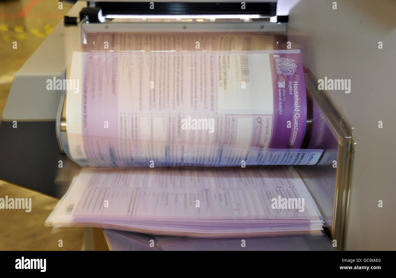 Le copie di prova del censimento del 2011 sono scansionate presso UK Data Capture, a Trafford Park, Manchester. Foto Stock