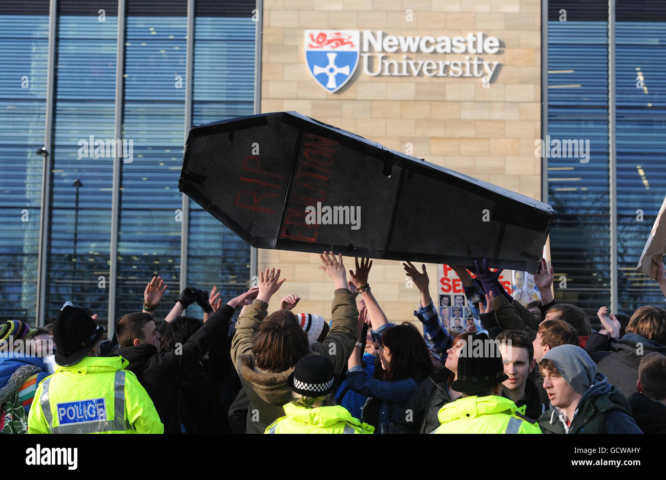Manifestanti durante una dimostrazione contro un aumento delle tasse universitarie a Newcastle. Foto Stock