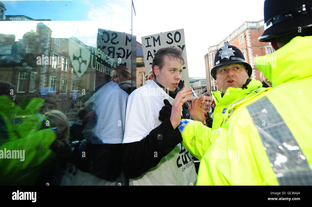 Manifestanti durante una dimostrazione contro un aumento delle tasse universitarie a Newcastle. Foto Stock