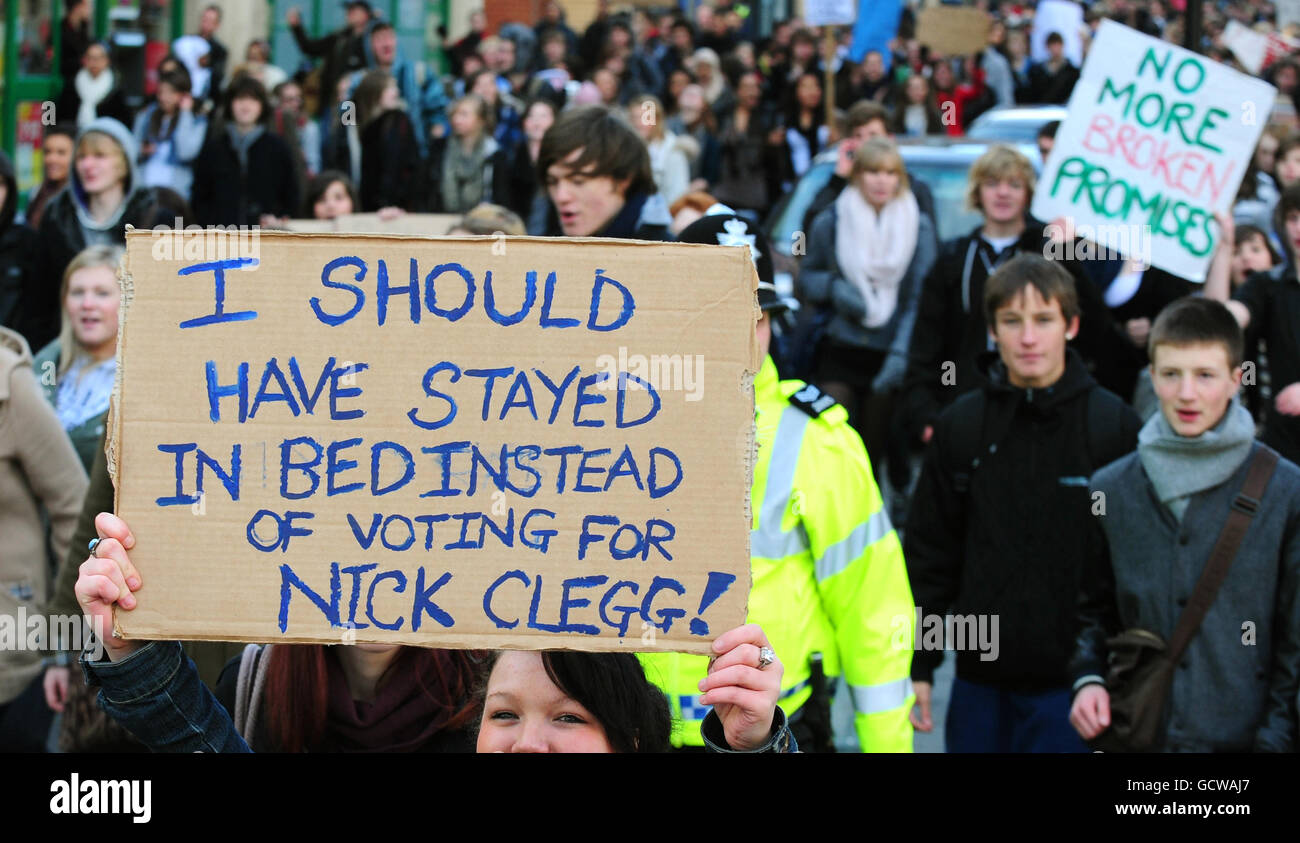 Aumento delle tasse scolastiche. Manifestanti nel corso di una dimostrazione contro un aumento delle tasse universitarie, nel centro di Sheffield. Foto Stock