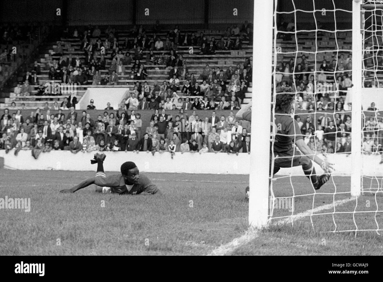 Laurie Cunningham, attaccante di Leyton Orient, si collega con un potente header per mettere il suo lato un gol contro Cardiff City. L'impotente difensore di Cardiff è Freddie Pethard. Foto Stock