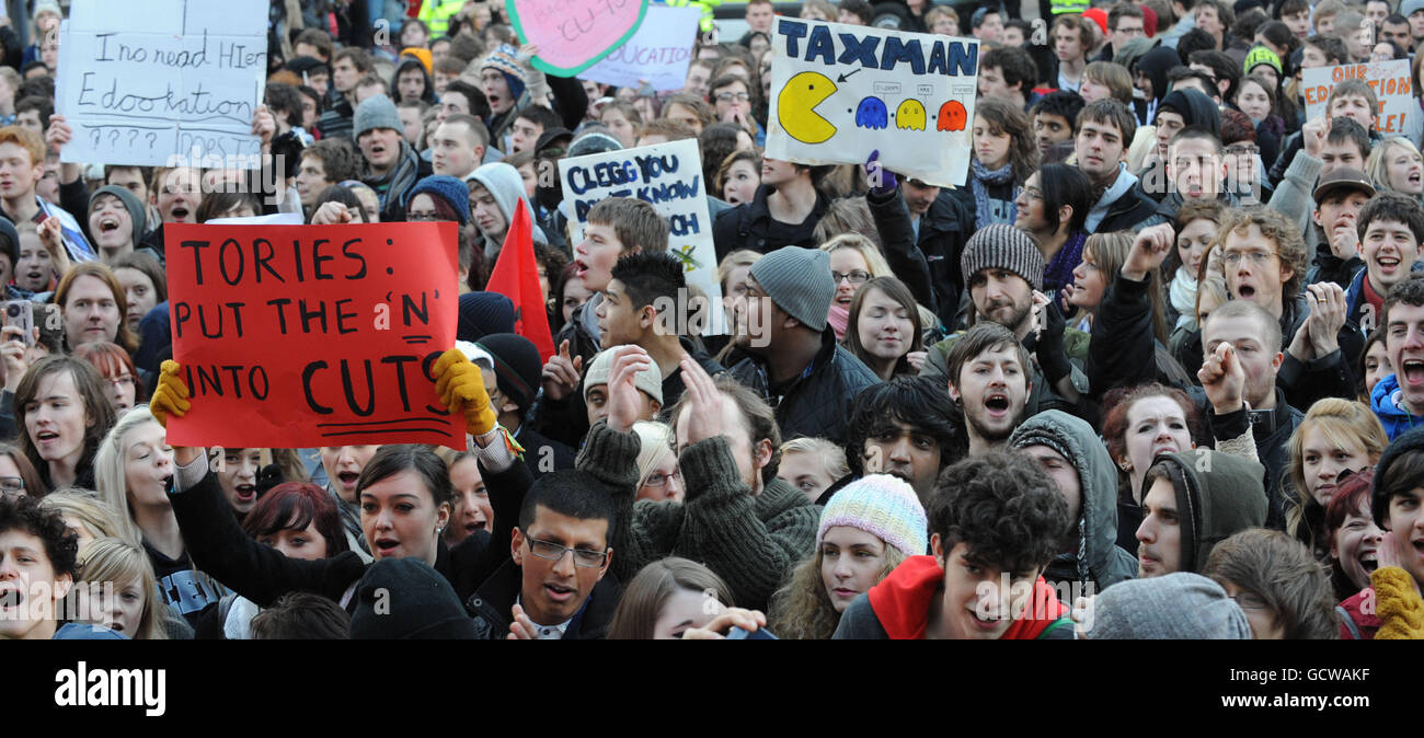 Manifestanti durante una manifestazione contro un aumento delle tasse universitarie, a Leeds, West Yorkshire. Foto Stock
