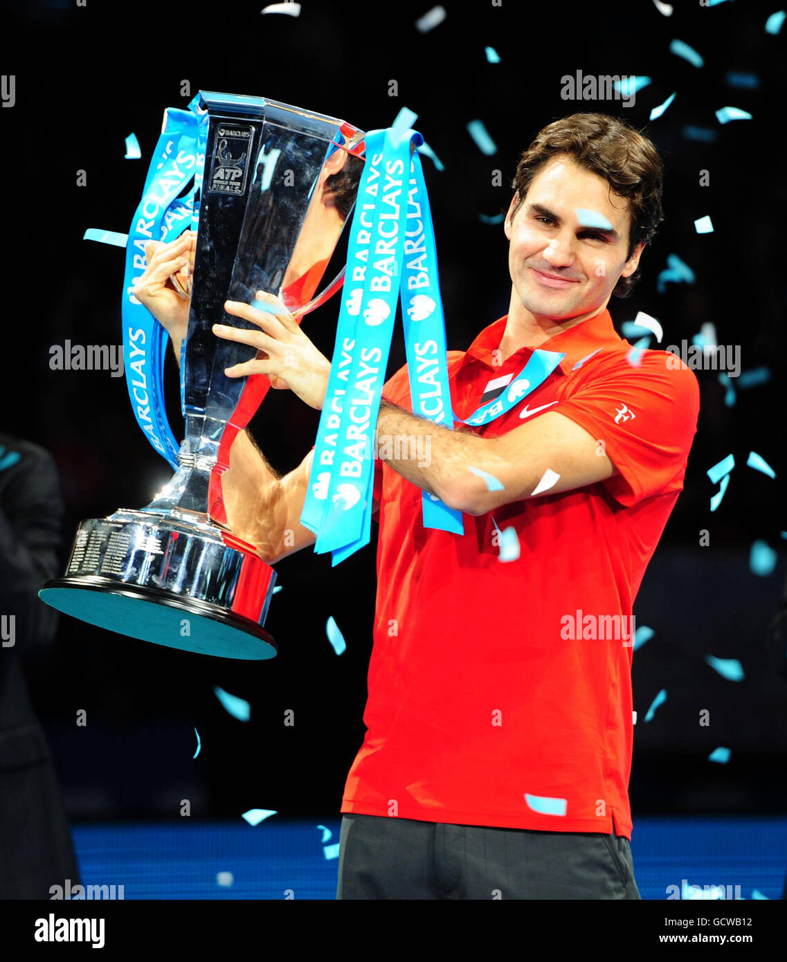 Roger Federer in Svizzera solleva il trofeo dopo aver sconfitto il Rafael Nadal in Spagna nella finale durante il giorno otto delle finali del World Tennis Tour di Barclays ATP alla O2 Arena di Londra. Foto Stock