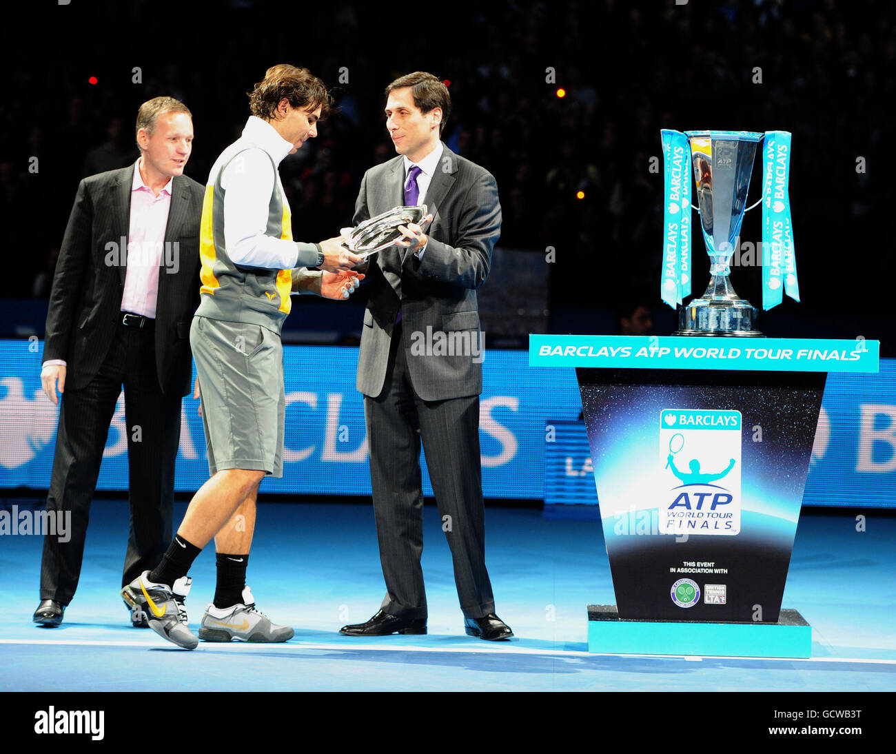 Il spagnolo Rafael Nadal raccoglie i suoi secondi classificati nel corso dell'ottavo giorno delle finali del Barclays ATP World Tennis Tour all'O2 Arena di Londra. Foto Stock