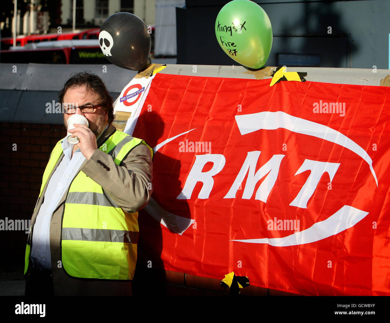 La linea di picket RMT fuori dalla stazione della metropolitana Victoria, nel centro di Londra, in quanto i servizi sono stati paralizzati a causa di uno sciopero da parte di lavoratori in protesta per i tagli al lavoro, causando miseria per pendolari e altri viaggiatori. Foto Stock