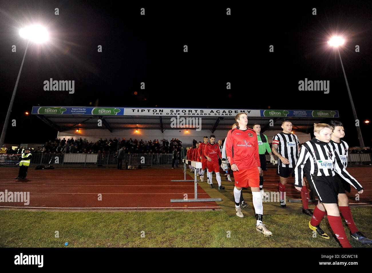 Calcio - fa Cup - Fourth Round Qualificing Replay - Tipton Town / Sheffield FC - Tipton Sports Academy. I giocatori del Tipton Town e dello Sheffield FC si sfidano prima del calcio d'inizio Foto Stock