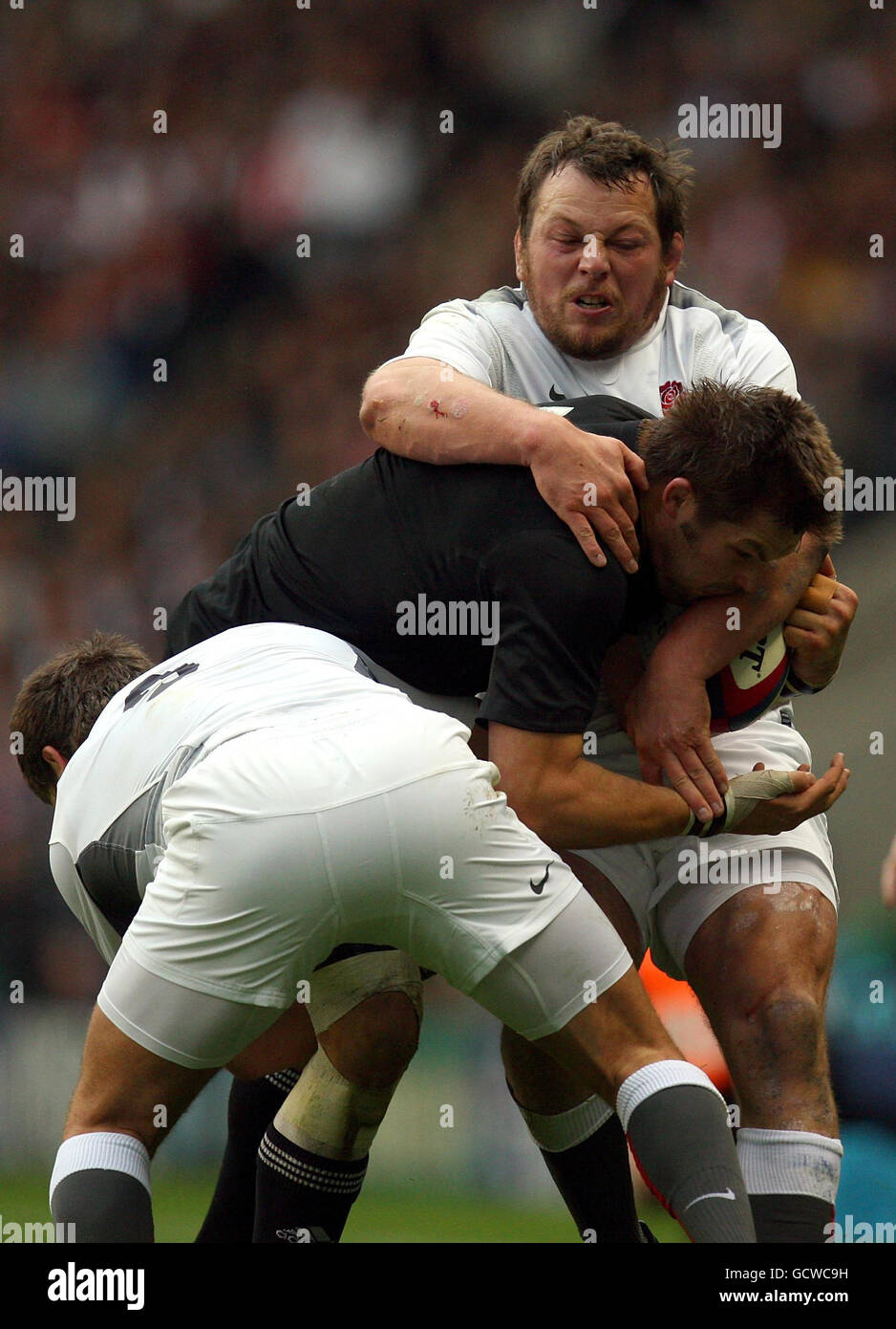 Rugby Union - Investec Challenge Series 2010 - Inghilterra / Nuova Zelanda - Twickenham. Steve Thompson (TOP) e Dan Cole Tackle New Zealand's Richie McCaw (Center) durante la partita internazionale a Twickenham, Londra. Foto Stock