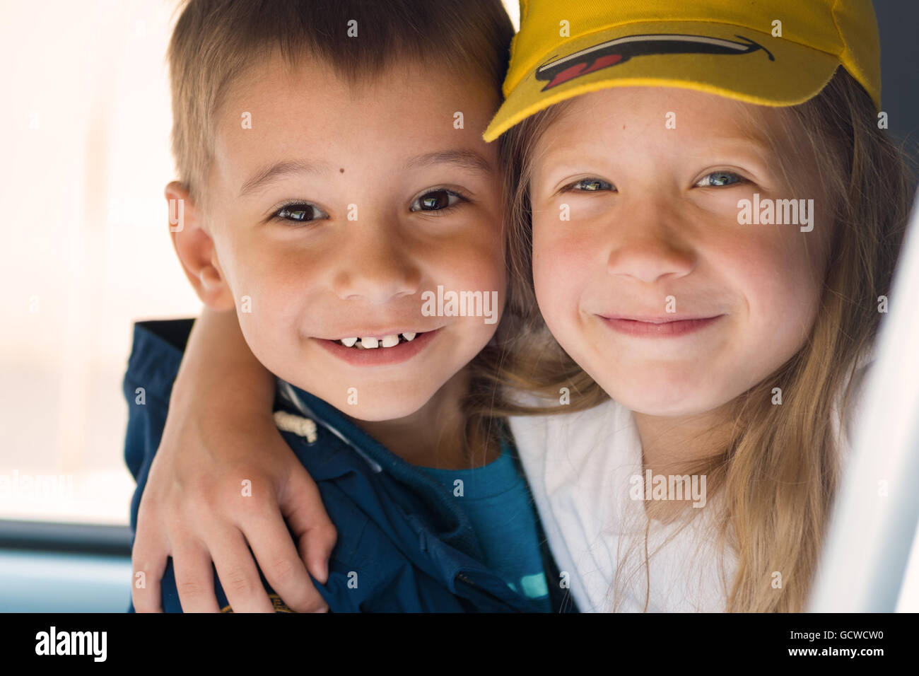 Ritratto di due bambini felici. Un ragazzo e una ragazza Foto Stock
