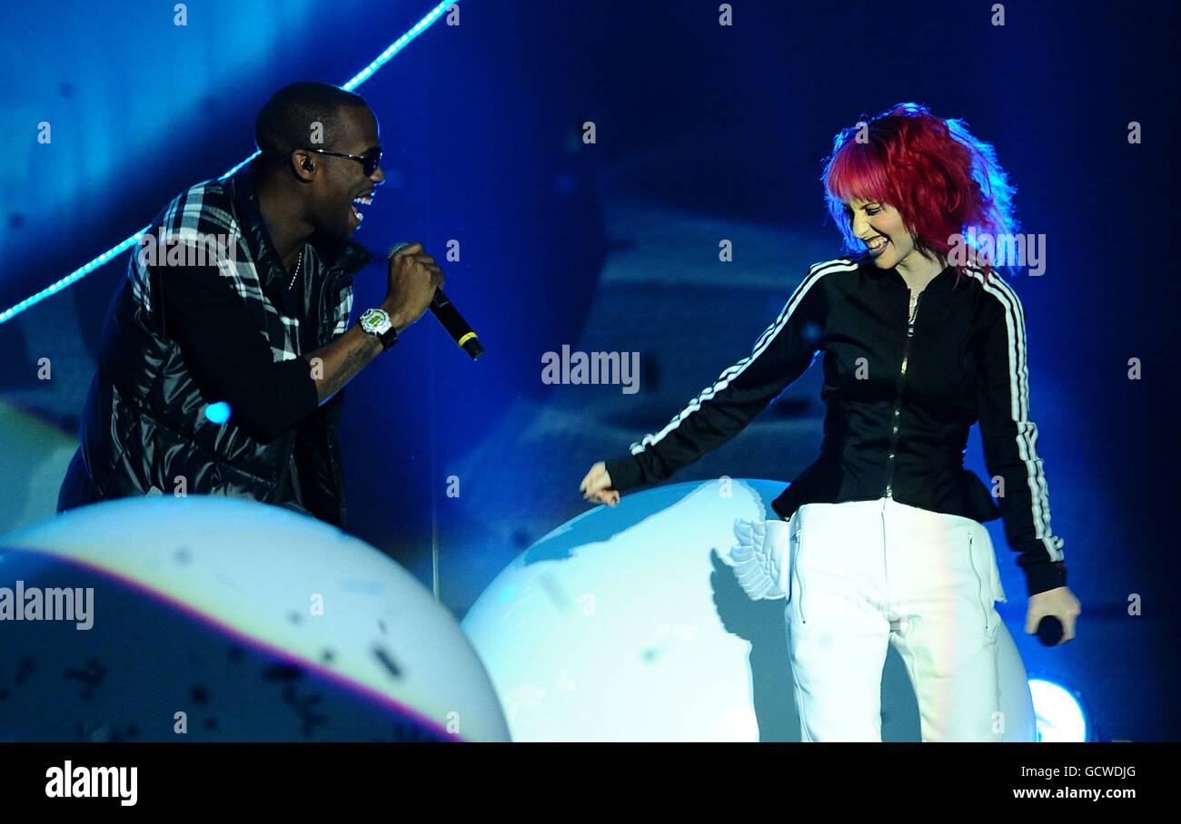 B.O.B. e Hayley Williams di Paramore si esibiscono sul palco durante i MTV Europe Music Awards 2010, al Caja Magica, Manzanares Park, Madrid, Spagna. Foto Stock