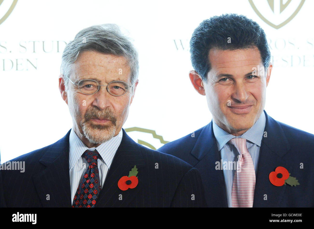 Barry Meyer, Presidente e CEO di Warner Brothers, e Josh Berger, Presidente e MD WB UK, arrivano per un ricevimento per annunciare l'acquisizione di Warner Bros. Di Leavesden Studios e piani per una grande base di produzione britannica presso il Claridges Hotel di Londra. Foto Stock