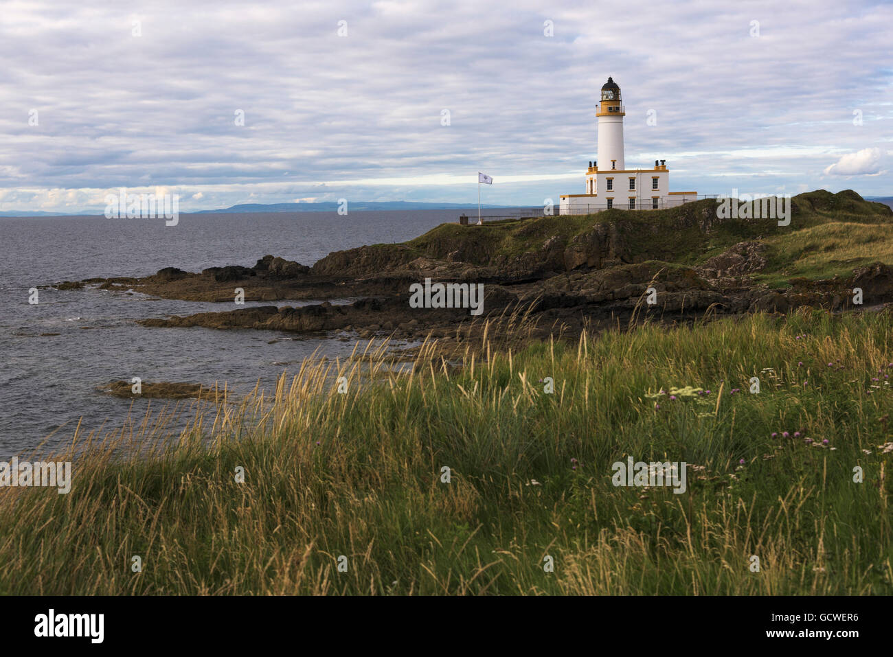 Un faro lungo la costa; la Scozia Foto Stock