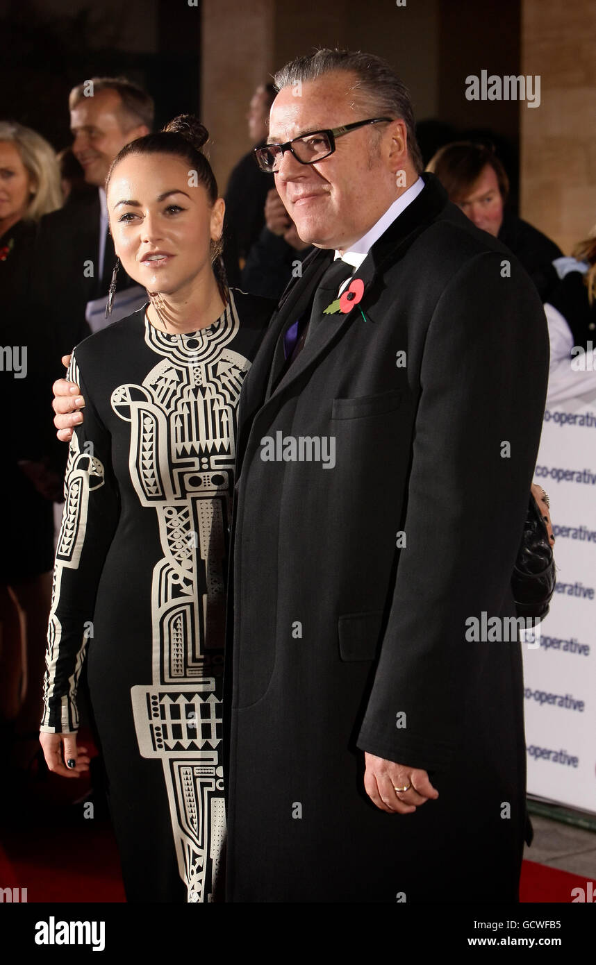 Jaime Winstone e Ray Winstone arrivano al Variety Club Showbiz Awards 2010, al Grosvenor Hotel, a Mayfair, nel centro di Londra. Foto Stock