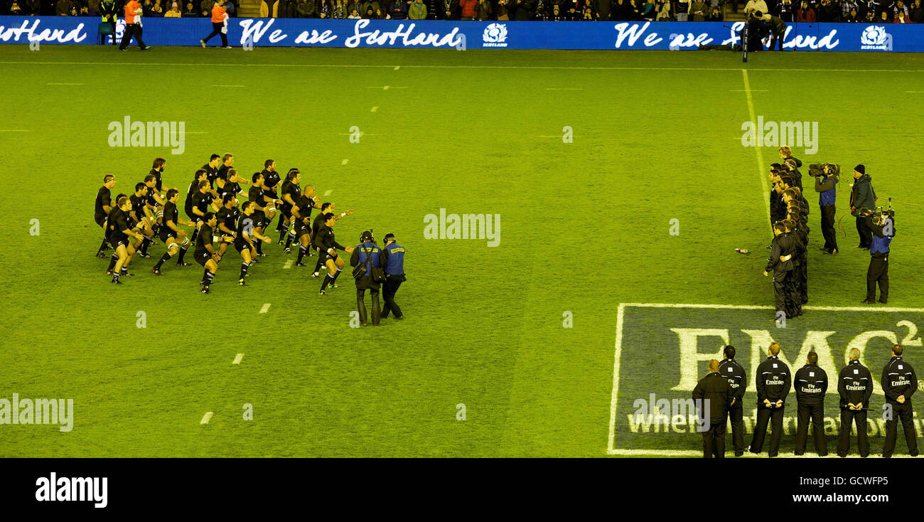 Rugby Union - 2010 EMC Autumn Test - Scozia / Nuova Zelanda - Murrayfield. La Nuova Zelanda esegue l'Haka Foto Stock