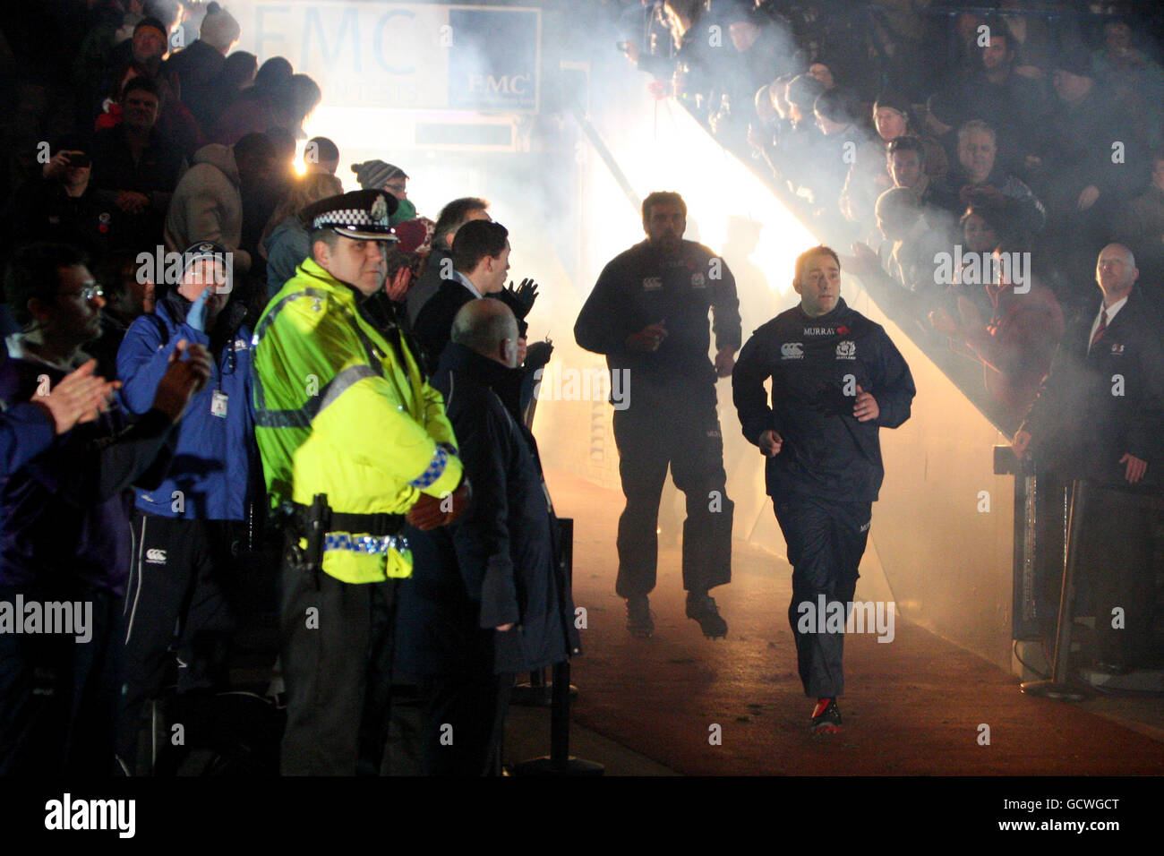Rugby Union - 2010 EMC Autumn Test - Scozia / Nuova Zelanda - Murrayfield. I giocatori scozzesi si discorrono dal tunnel, pronti per l'inizio della partita Foto Stock