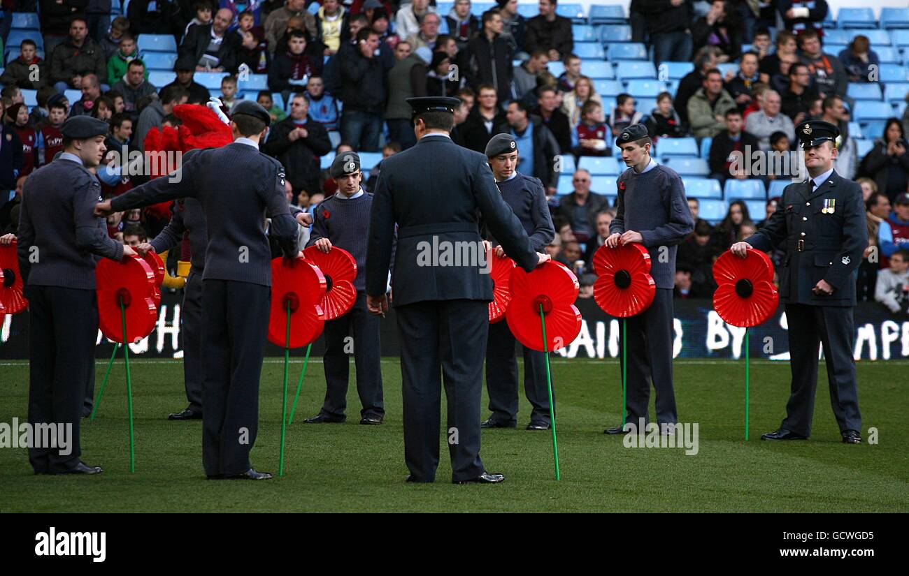 Calcio - Barclays Premier League - Aston Villa / Manchester United - Villa Park. I soldati in campo forniscono una guardia d'onore per i giocatori Foto Stock