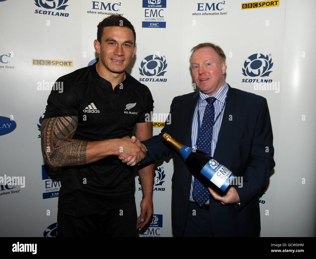 Rugby Union - 2010 EMC Autumn Test - Scozia / Nuova Zelanda - Murrayfield. Sonny Bill Williams della Nuova Zelanda riceve il premio Man of the Match Foto Stock