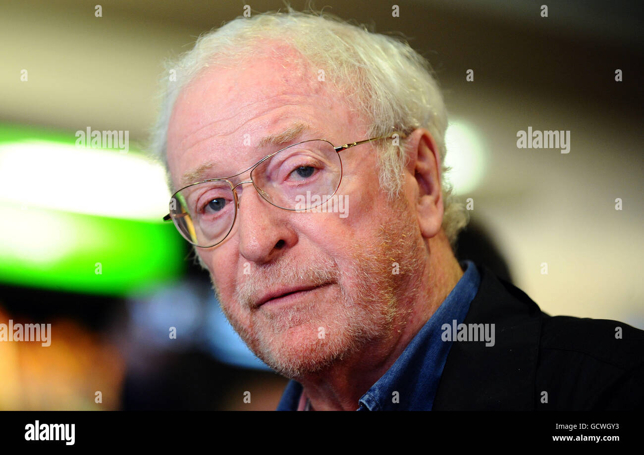 Sir Michael Caine arriva per una sessione di firma del libro per la sua autobiografia, l'Elefante a Hollywood, a Waterstones a Londra. Foto Stock