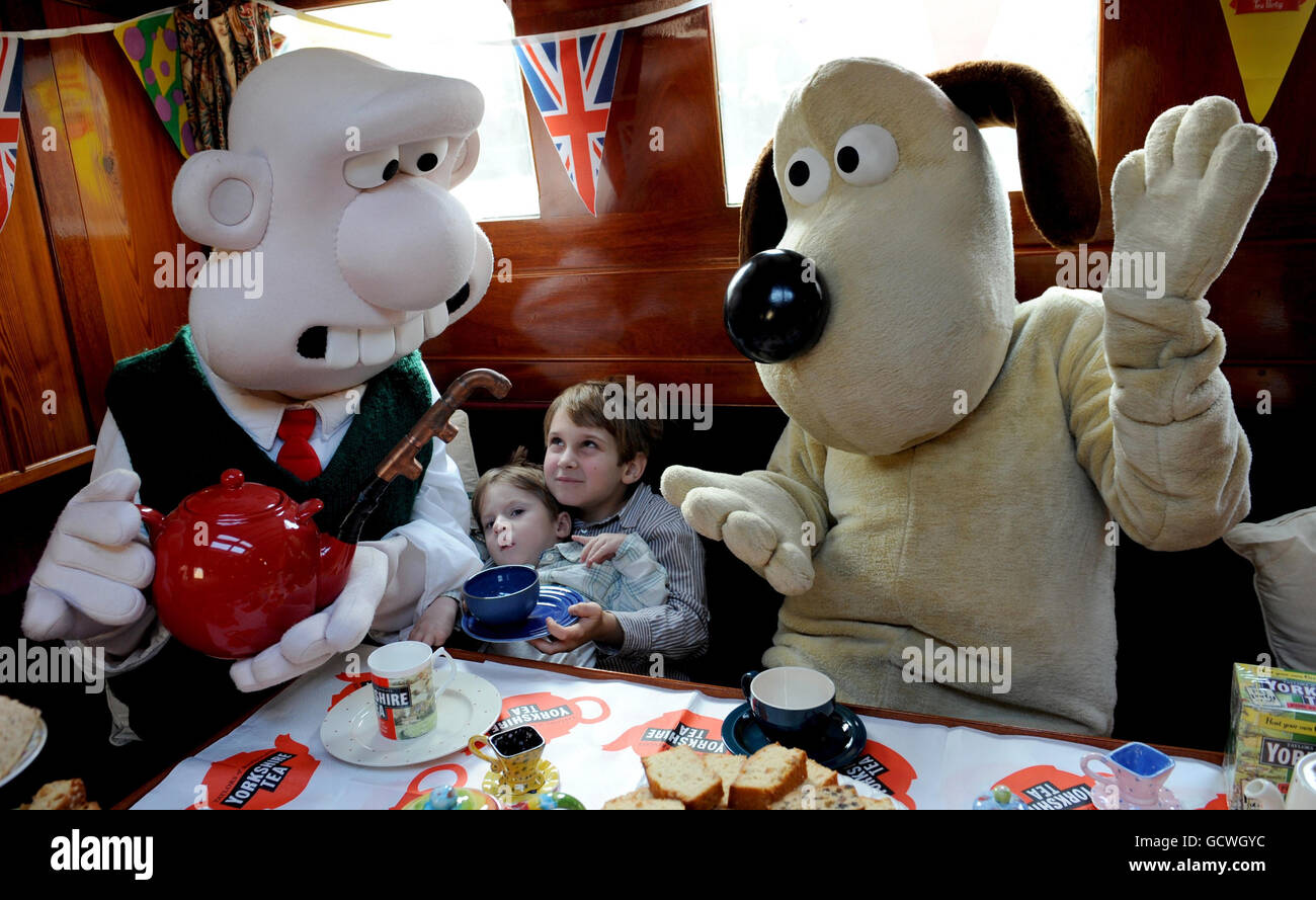 Lance di sette anni e Miles Balynas di tre anni incontrano Wallace e Gromit al molo di St Katherines a Londra, dove hanno avuto il tè per segnare l'inizio di una settimana di raccolta fondi per i bambini malati. Foto Stock