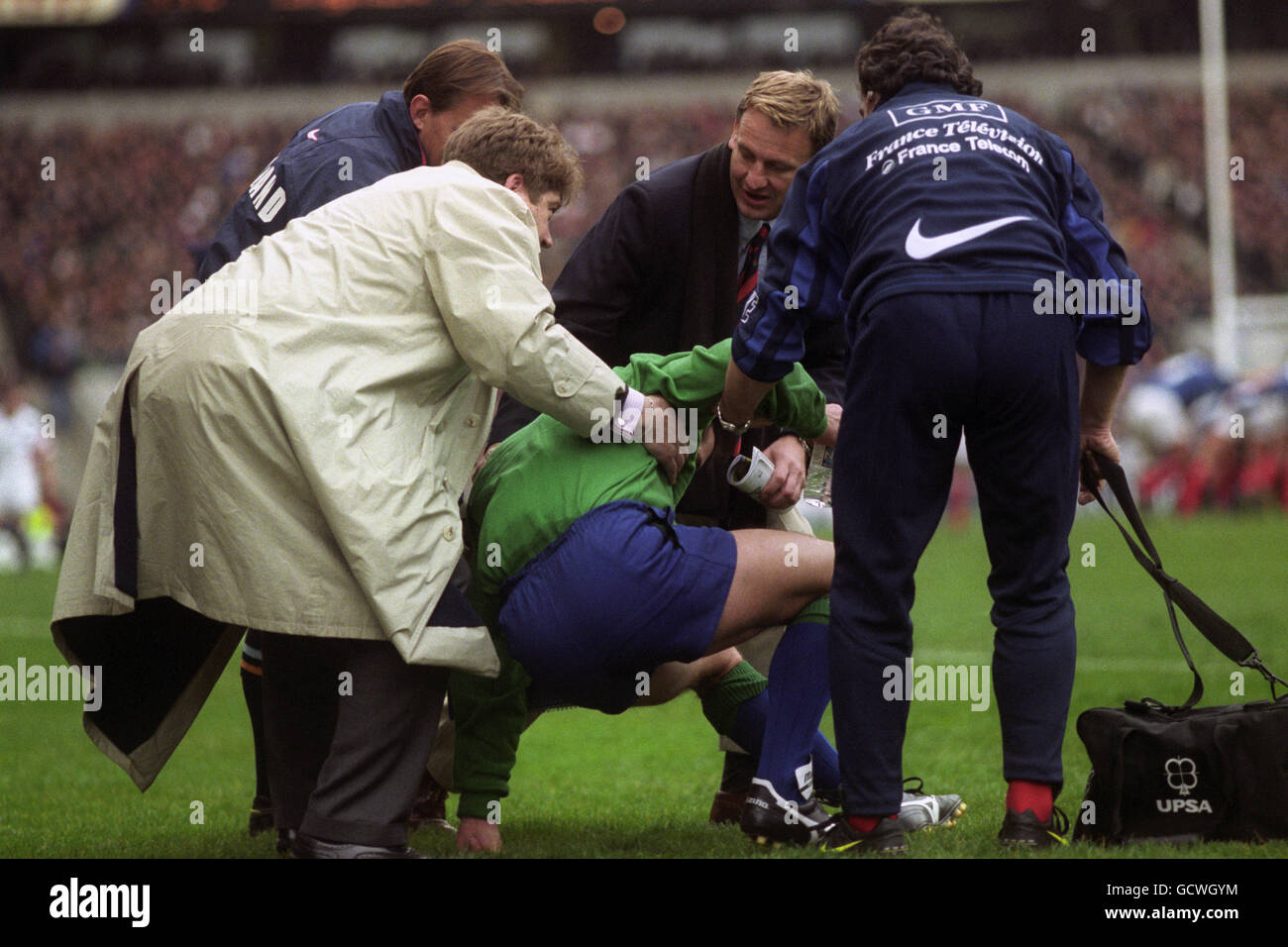 L'arbitro Colin Hawke (dalla Nuova Zelanda) è trattato da personale medico e Nick Bunting (l) dopo aver strappato un muscolo di vitello. Fu sostituito da Jim Fleming (non raffigurato) della Scozia. Foto Stock