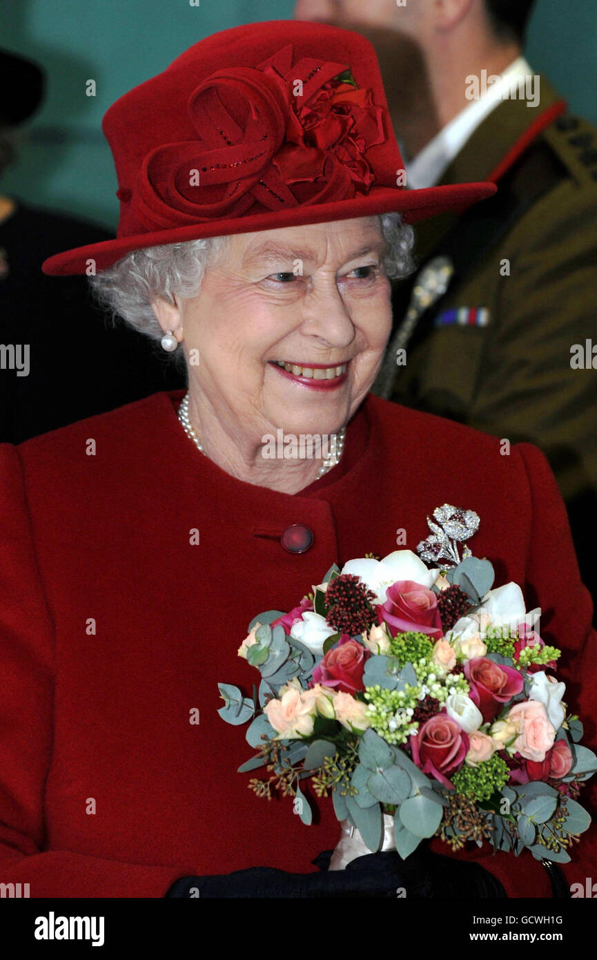 Regina Elisabetta II durante la sua visita ad una ricerca neurologica Centro presso la Sheffield University Foto Stock