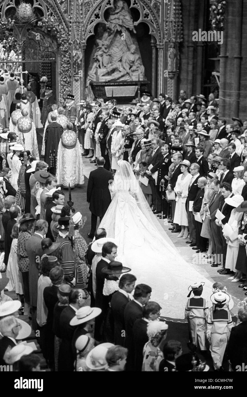 La sposa del principe Andrew, Sarah Ferguson, sul braccio del padre maggiore Ronald Ferguson, attraversando il tappeto blu reale nell'abbazia di Westminster. Foto Stock