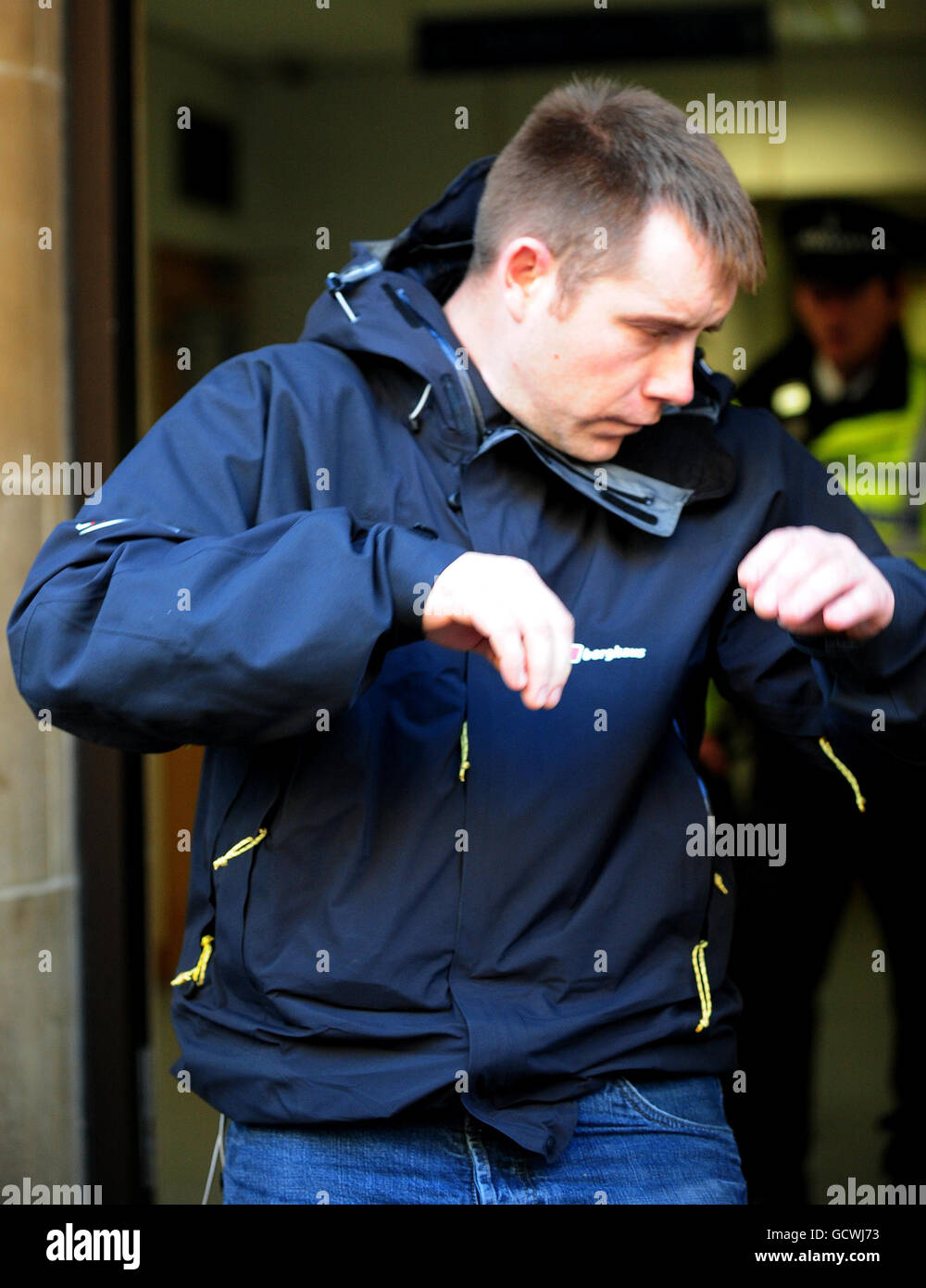 Scott Kervin, 30 anni, originario di Abergele, Galles, al di fuori della Leicester Magistrates Court, dove si è accaparrato a seguito delle proteste della Defense League inglese a Leicester. Foto Stock