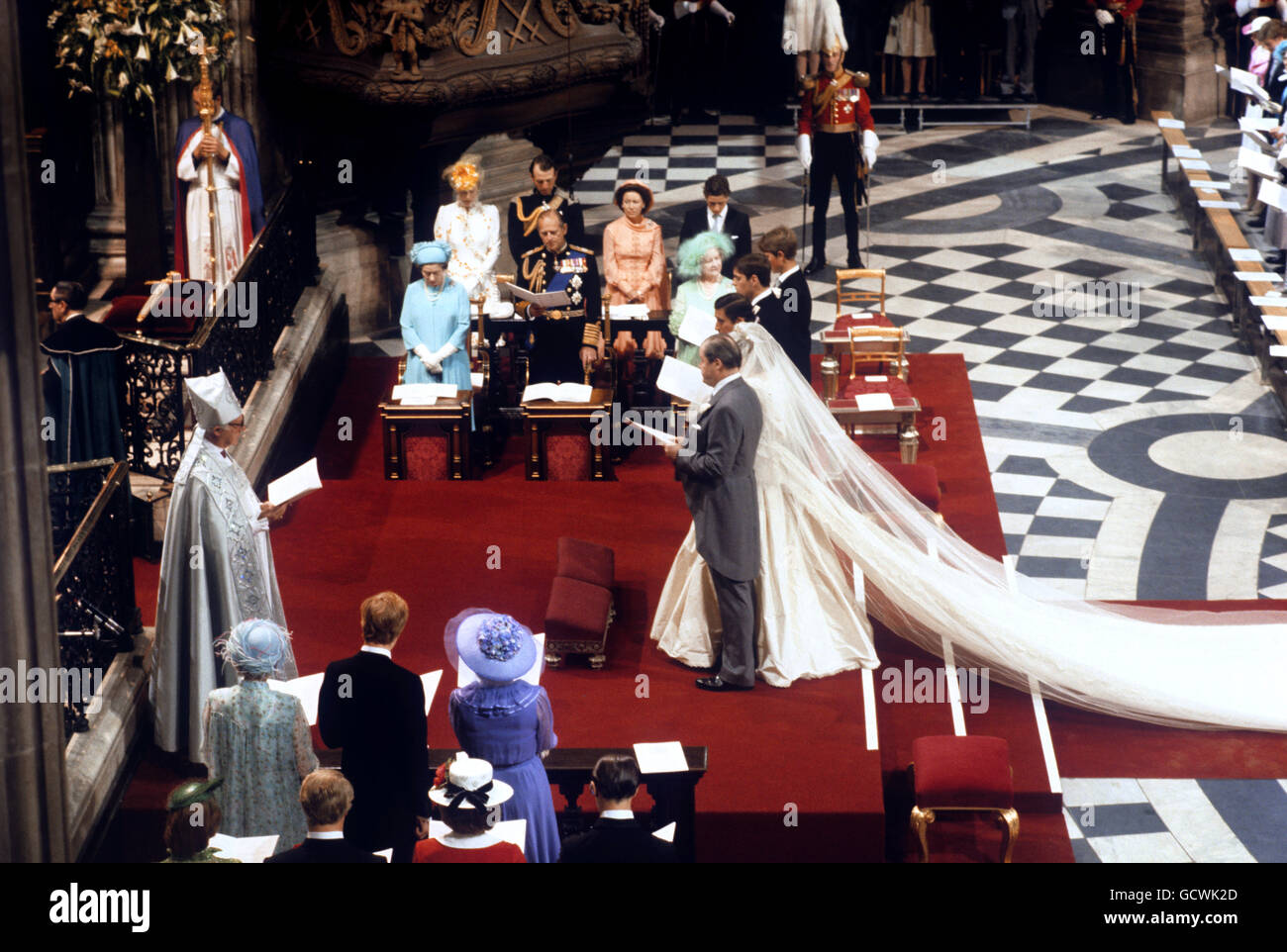 La sposa, Lady Diana Spencer e suo padre Earl Spencer, si uniscono al Principe di Galles all'arrivo a Chancel Steps, Cattedrale di San Paolo. Foto Stock