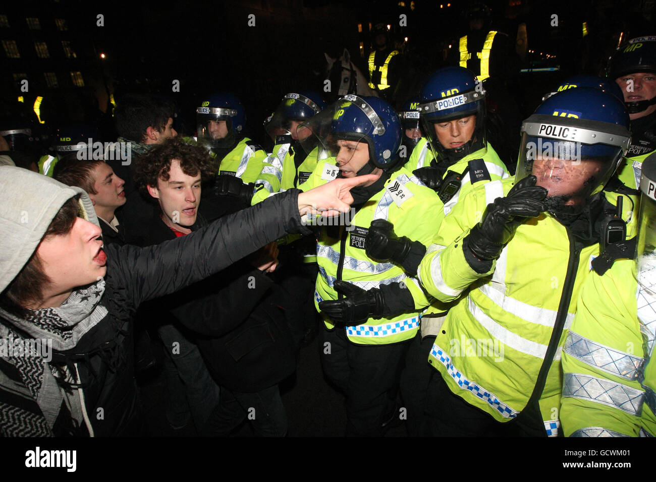 I funzionari di polizia forzano i manifestanti durante una dimostrazione contro un aumento delle tasse universitarie, a Whitehall, Westminster, nel centro di Londra. Foto Stock