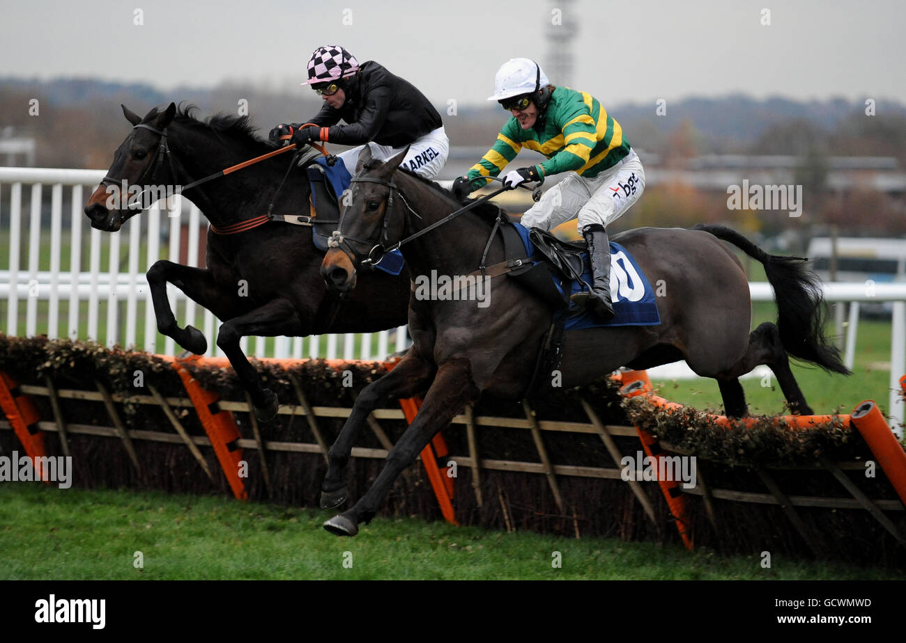 A. P. McCoy riding Full of Joy (near) guida Sam Thomas sull'Imperatore Vagrant oltre l'ultima recinzione per vincere la CSP Novices Hickle Race. Foto Stock