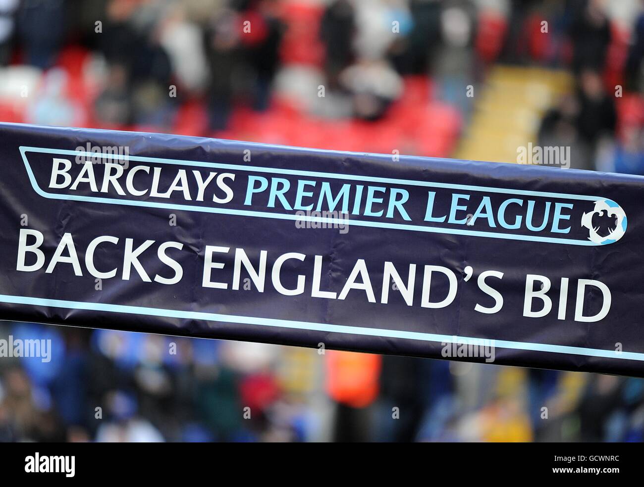 Calcio - Barclays Premier League - Bolton Wanderers / Blackpool - Reebok Stadium. Una bandiera posteriore dell'offerta dell'Inghilterra Foto Stock