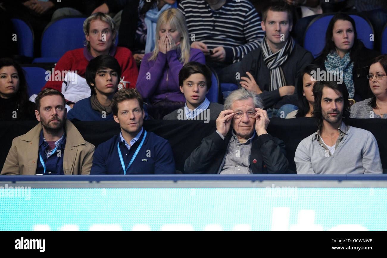 Sir Ian McKellan guarda come Roger Federer della Svizzera compete contro il serbo Novak Djokovic durante il settimo giorno delle finali dell'ATP World Tennis Tour di Barclays alla O2 Arena di Londra. Foto Stock