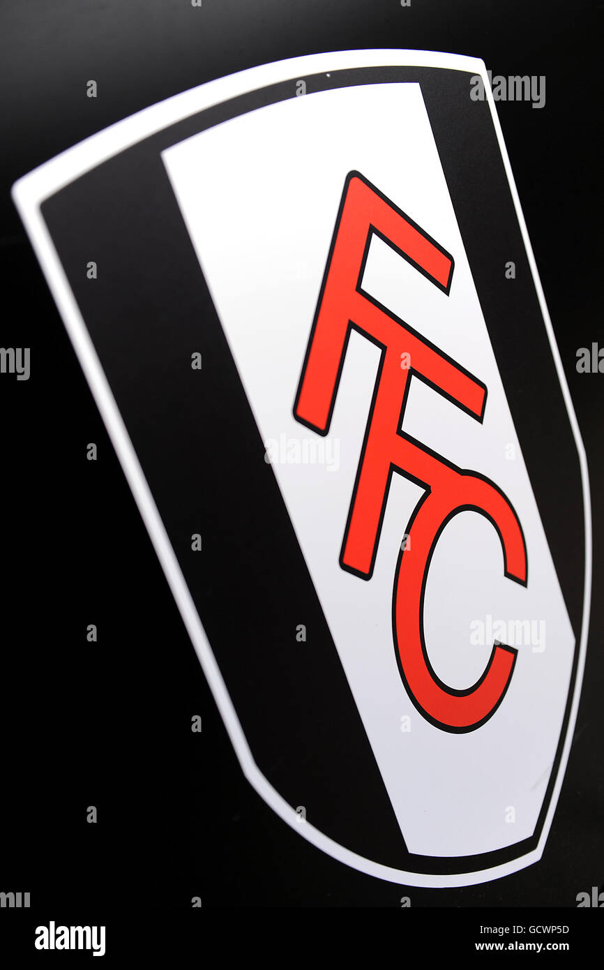 Vista generale del badge Fulham Football Club su un scheda pubblicitaria Foto Stock