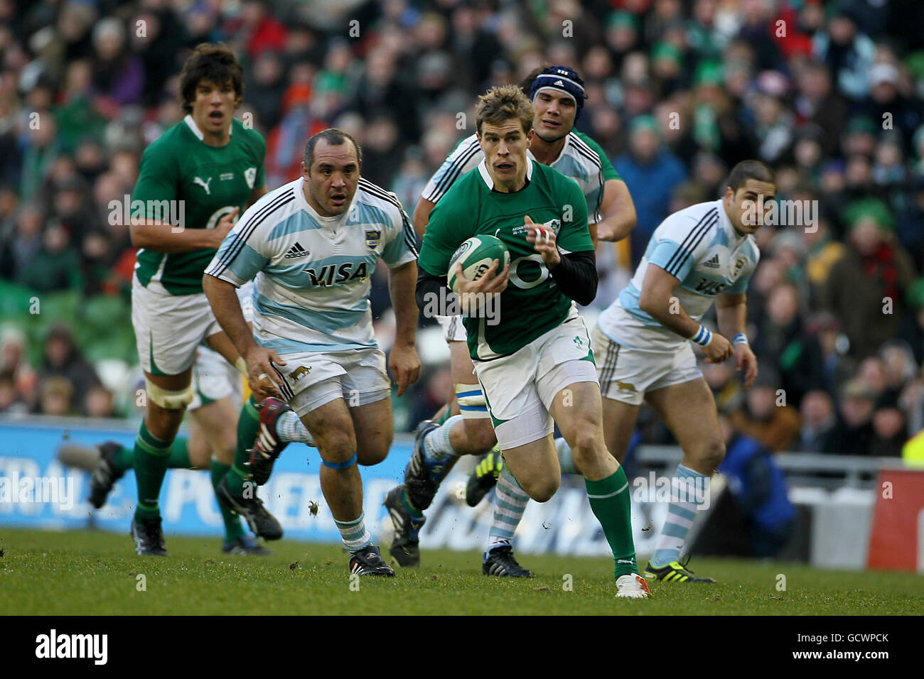 Rugby Union - Guinness Series 2010 - Irlanda / Argentina - Aviva Stadium. Stephen Ferris in Irlanda corre attraverso la difesa argentina durante la partita della Guinness Series all'Aviva Stadium di Dublino, Irlanda. Foto Stock