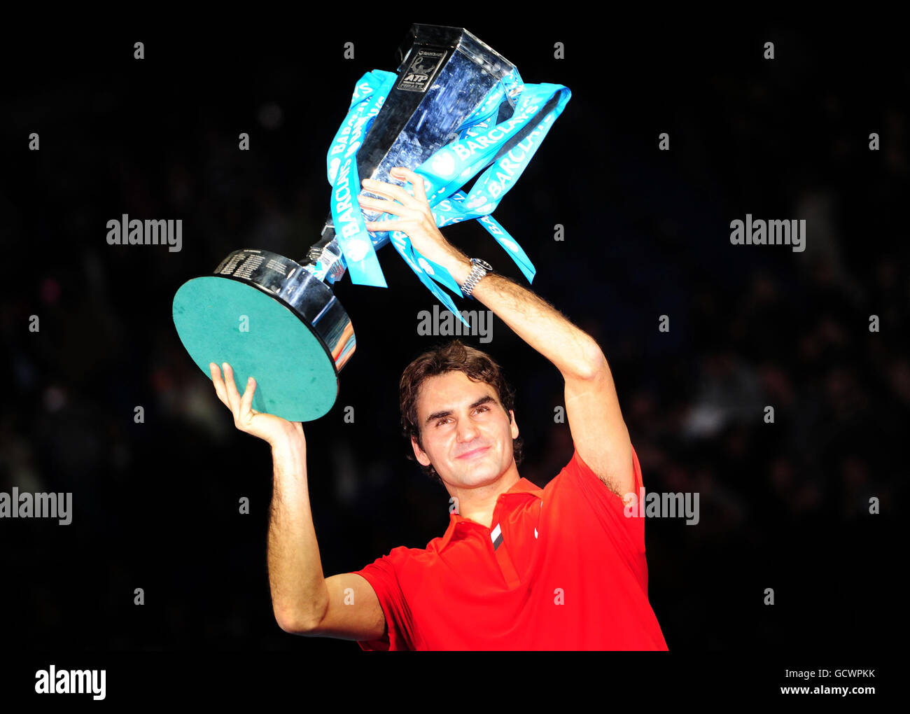 Roger Federer in Svizzera alza il trofeo dopo aver sconfitto Rafael Nadal in Spagna durante l'ottavo giorno delle finali dell'ATP World Tennis Tour di Barclays alla O2 Arena di Londra. Foto Stock
