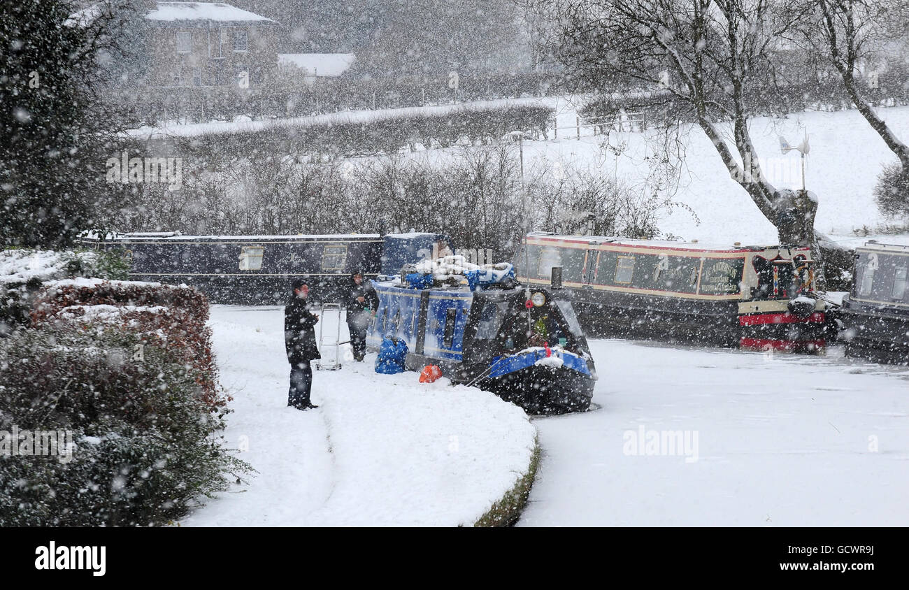 La gente si trova sull'alzaia innevata di Mercia Marina nel Derbyshire, mentre la neve continua a cadere in tutto il Regno Unito. Foto Stock