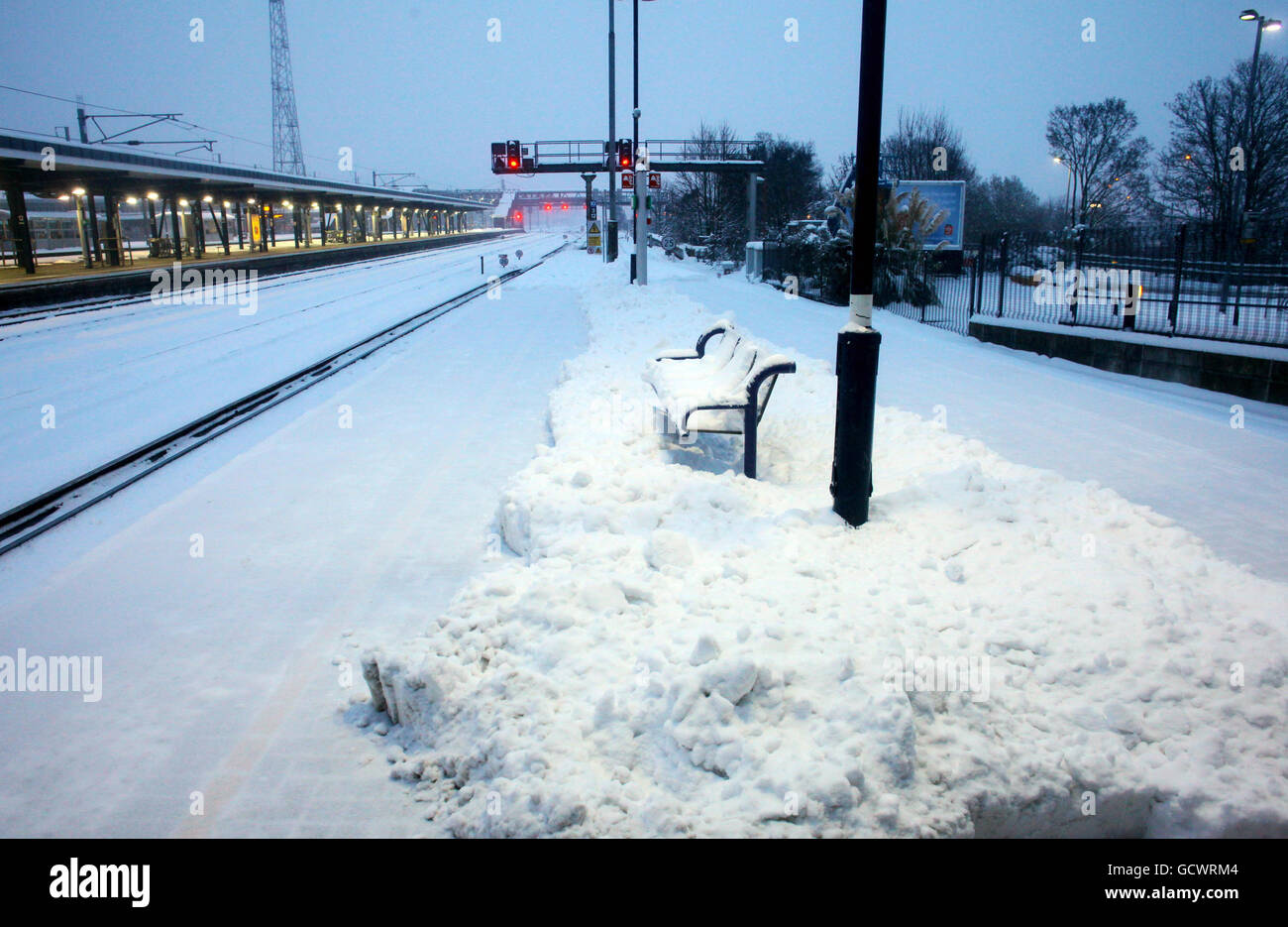 Una vista generale della Stazione Internazionale di Ashford, Kent, mentre il maltempo continua a disturbare i servizi ferroviari nel sud-est. Foto Stock