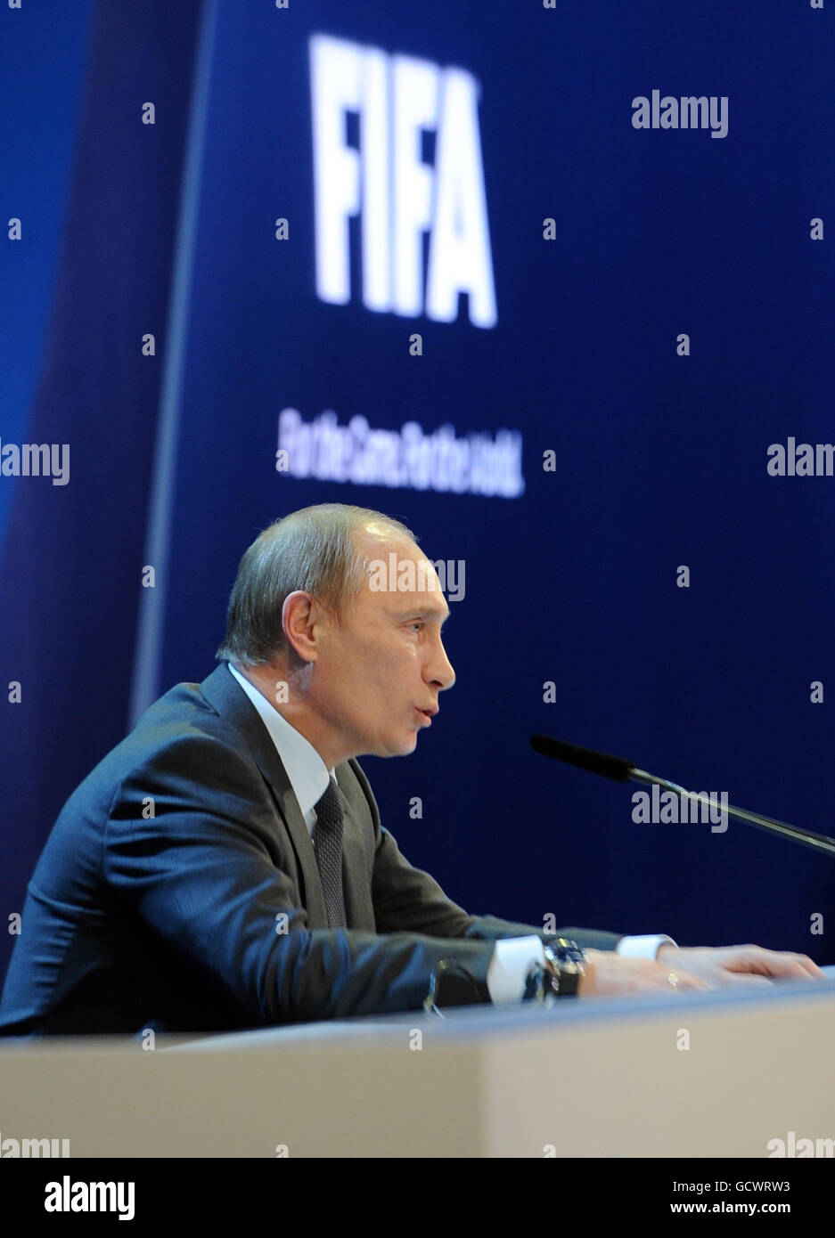 Il primo ministro russo Vladimir Putin ha parlato a una conferenza stampa della Russia 2018 presso il centro espositivo di Zurigo. Foto Stock