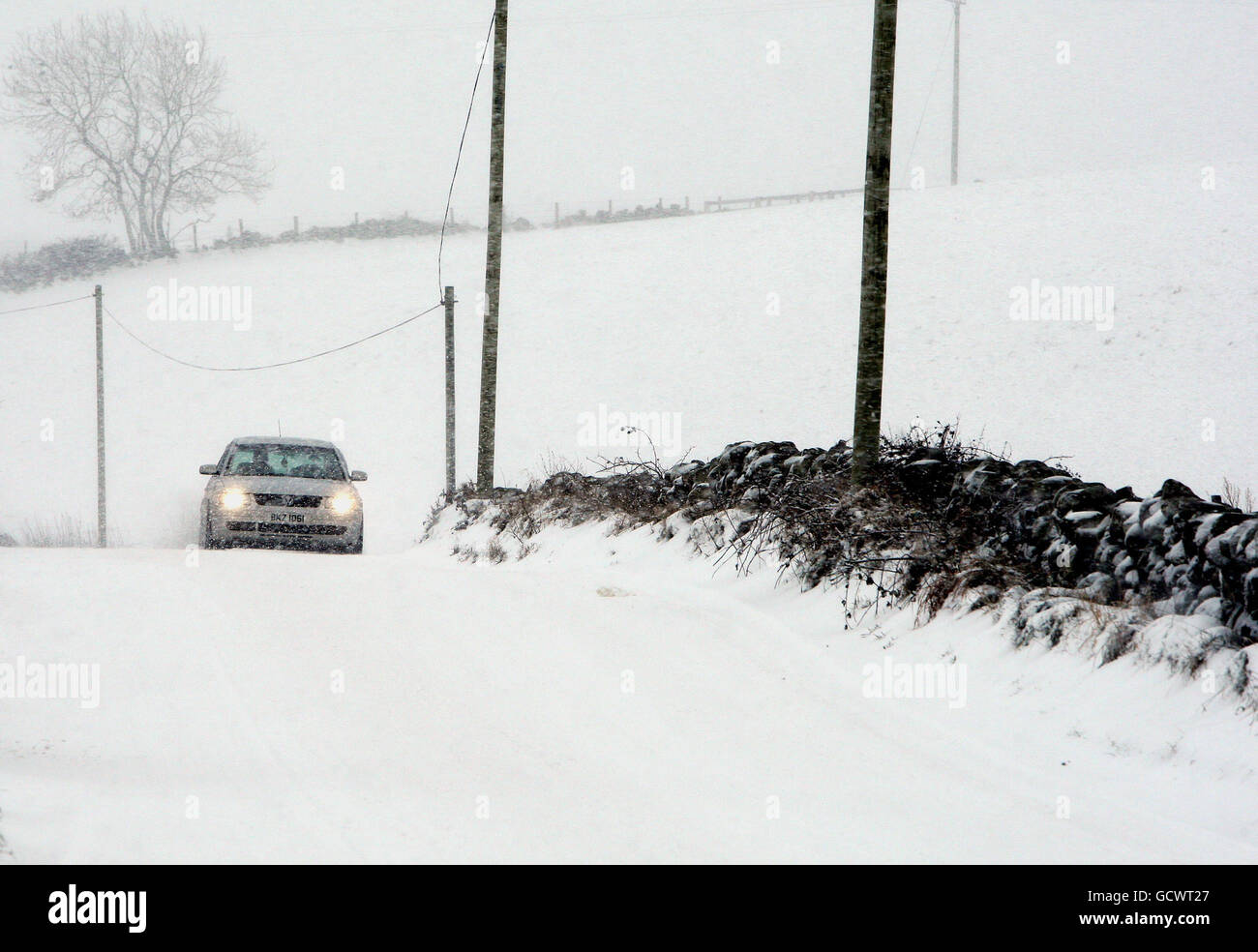 Gli automobilisti della contea di Antrim combattono contro le condizioni del vino poiché la neve pesante sta causando problemi in tutta l'Irlanda del Nord con quasi 40 scuole chiuse e alcune strade impraticabili nel nord-ovest. Foto Stock