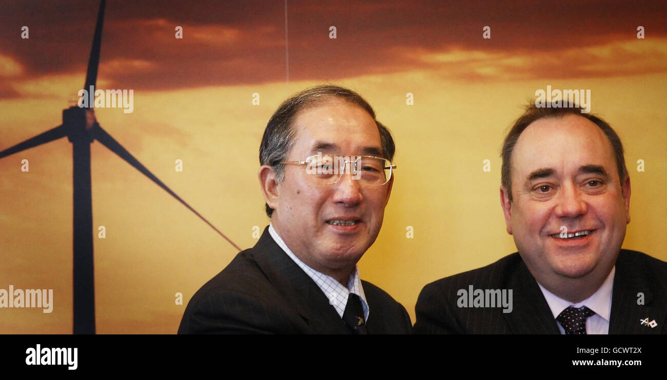 Il primo ministro scozzese Alex Salmond e Akio Fukui (a sinistra), CEO di Mitsubishi Power Systems Europe, durante una conferenza stampa presso l'Hub di Edimburgo, dove è stato annunciato che Mitsubishi istituirà un centro di ingegneria in Scozia per la ricerca e lo sviluppo della tecnologia eolica offshore. Foto Stock